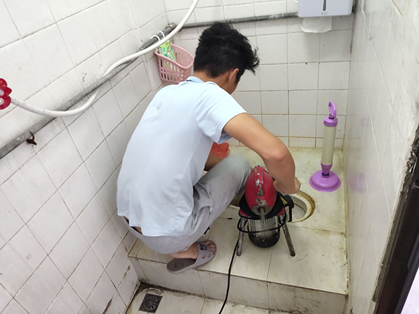 陆川肥皂掉到马桶里把马桶堵住了怎么办？马桶堵住了怎么办