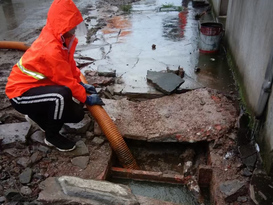 陆川专业清理污水池 炜誉市政以规范流程守护城市 “肠道”