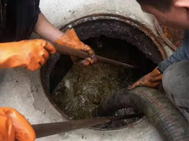 陆川清理化粪池时如何避免沼气的危害?